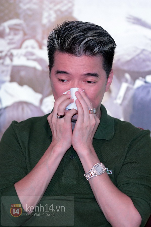 Đàm Vĩnh Hưng rạng rỡ với cúc họa mi trong họp báo liveshow 10