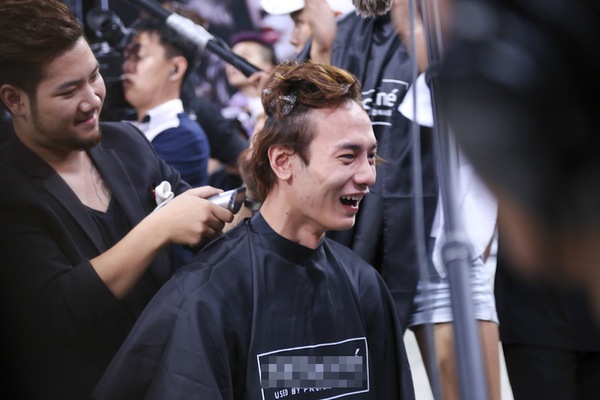 Next Top Model: Ch&agrave;ng Việt kiều kh&oacute;c th&eacute;t khi phải cắt t&oacute;c 17