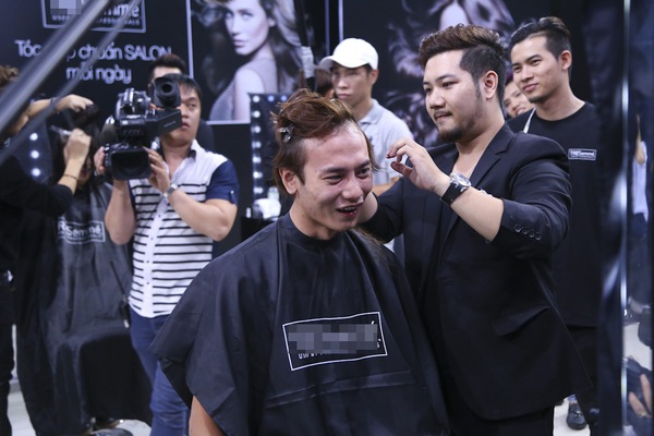 Next Top Model: Ch&agrave;ng Việt kiều kh&oacute;c th&eacute;t khi phải cắt t&oacute;c 18