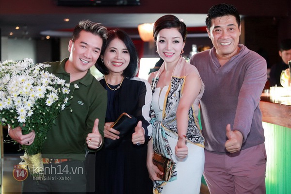 Đ&agrave;m Vĩnh Hưng rạng rỡ với c&uacute;c họa mi trong họp b&aacute;o liveshow 17