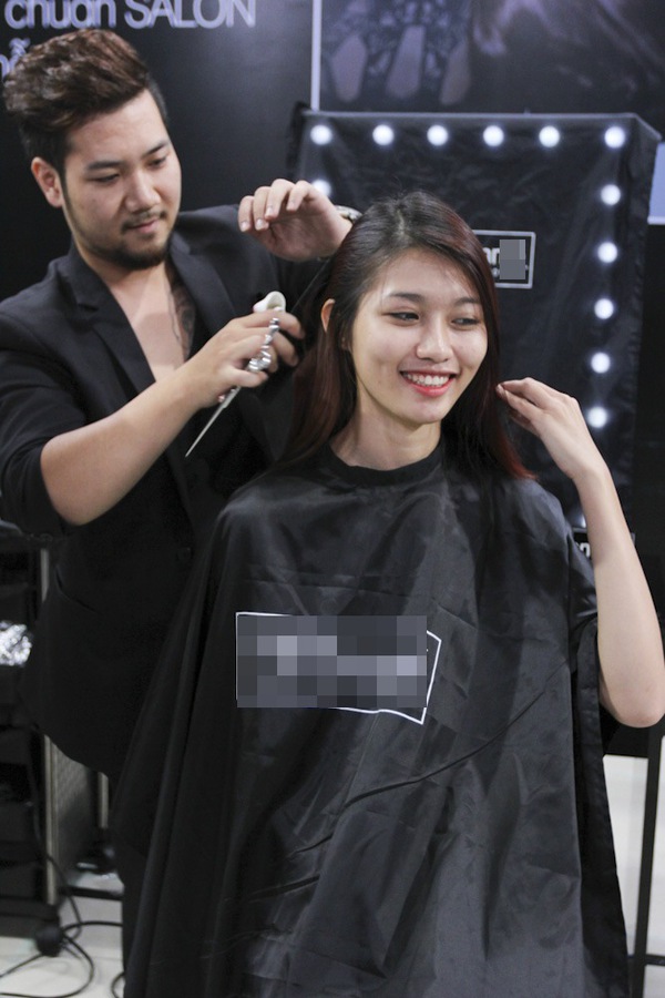 Next Top Model: Ch&agrave;ng Việt kiều kh&oacute;c th&eacute;t khi phải cắt t&oacute;c 11