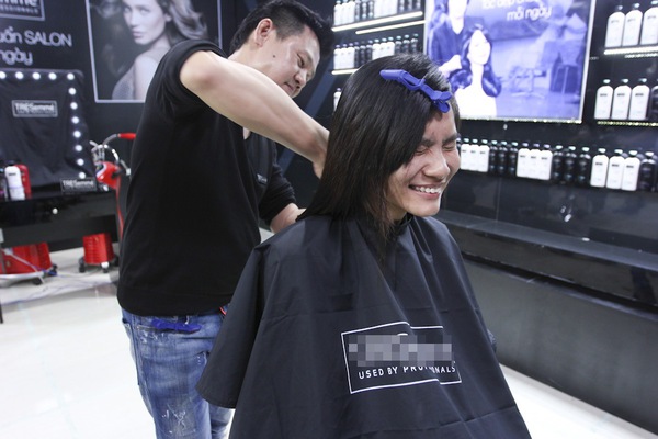 Next Top Model: Ch&agrave;ng Việt kiều kh&oacute;c th&eacute;t khi phải cắt t&oacute;c 19