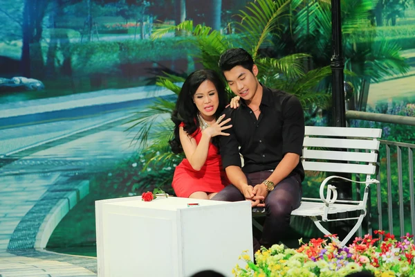 Việt Hương đ&egrave; h&ocirc;n "trai hot" Trương Nam Th&agrave;nh 2