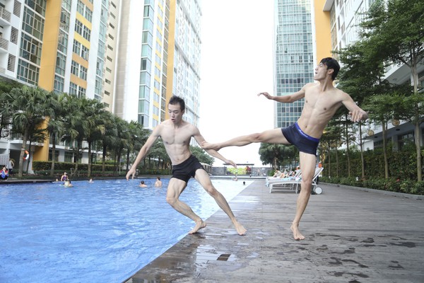 Next Top Model: Top 14 khoe d&aacute;ng chuẩn tại hồ bơi 18