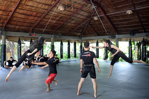 Minh Thư - Quế V&acirc;n đu d&acirc;y, m&uacute;a kiếm trong hit Mỹ T&acirc;m 15