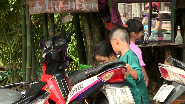 Bố ơi!: Phan Anh phạt con gái vì không chịu giúp bán bánh xèo 22