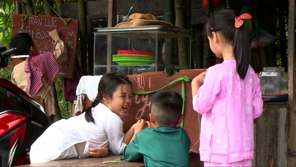 Bố ơi!: Phan Anh phạt con gái vì không chịu giúp bán bánh xèo 23