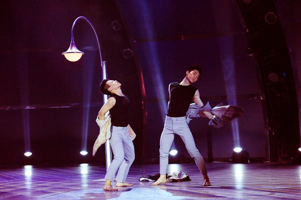 SYTYCD: 2 thí sinh hot "hôn nhau" trên sân khấu 8