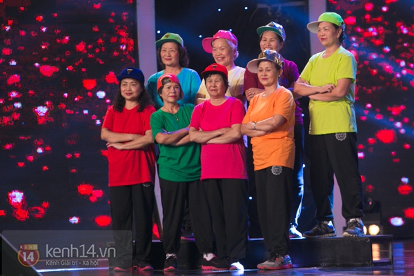 Vietnam's Got Talent: Uy&ecirc;n Linh thăng hoa với người y&ecirc;u tr&ecirc;n s&acirc;n khấu 15