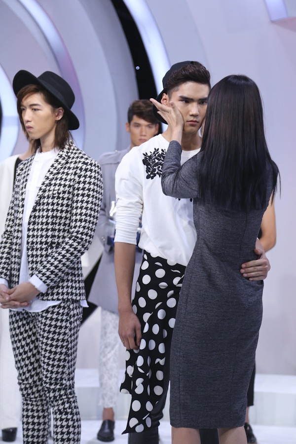 Next Top Model: Quang Hùng "chết lặng" khi "bạn gái" bị loại 17