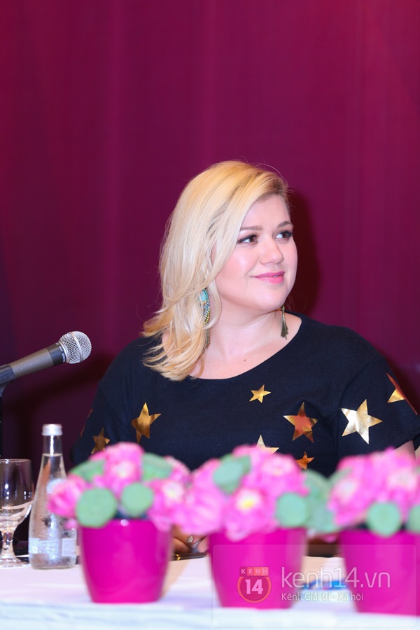 Kelly Clarkson rạng rỡ ra mắt báo giới Việt Nam 1 Kelly Clarkson rạng rỡ ra mắt báo giới Việt Nam 1
