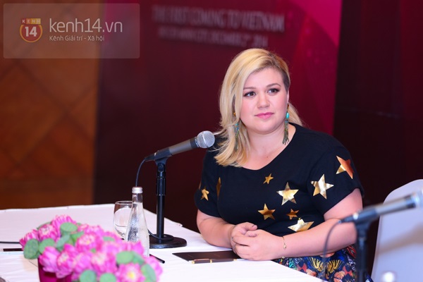 Kelly Clarkson rạng rỡ ra mắt báo giới Việt Nam 8