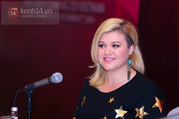 Kelly Clarkson rạng rỡ ra mắt báo giới Việt Nam 9