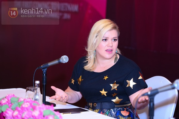 Kelly Clarkson rạng rỡ ra mắt báo giới Việt Nam 11