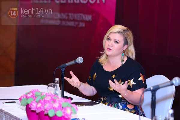 Kelly Clarkson rạng rỡ ra mắt báo giới Việt Nam 12