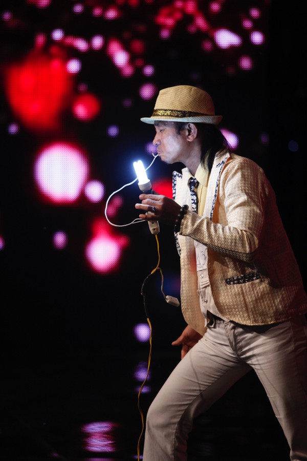 Người điện, chàng trai múa cột đọ sức tại "Vietnam's Got Talent" 1