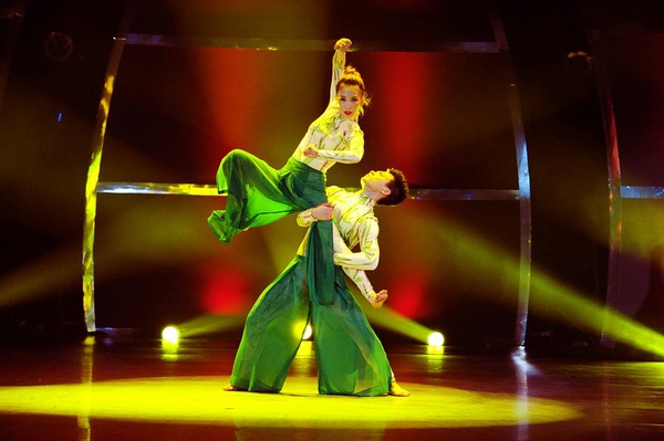 SYTYCD: 2 thí sinh hot "hôn nhau" trên sân khấu 9