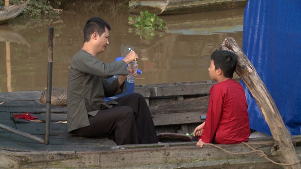 Bố ơi!: Con trai Hoàng Bách "giải quyết nỗi buồn" giữa sông 2