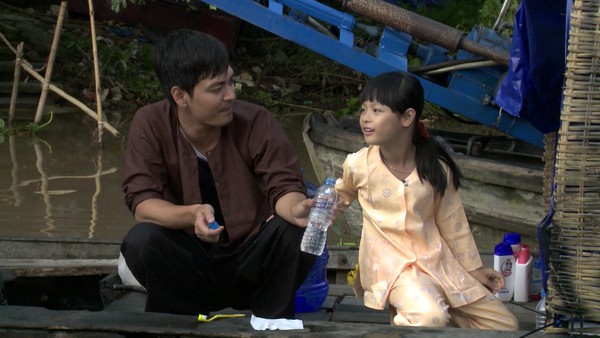 Bố ơi!: Con trai Hoàng Bách "giải quyết nỗi buồn" giữa sông 3