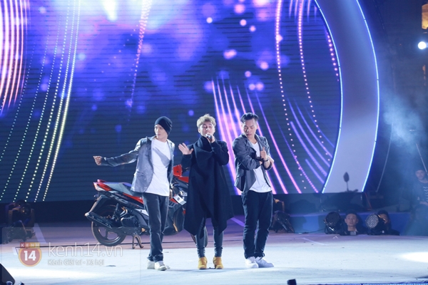 H&agrave; Hồ, Sơn T&ugrave;ng M-TP "thắp s&aacute;ng" đ&ecirc;m giao thừa H&agrave; Nội 15