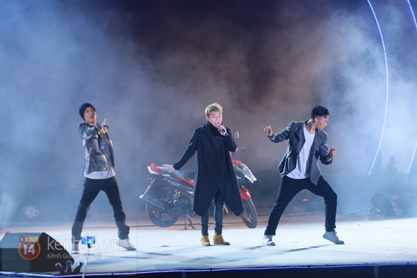 H&agrave; Hồ, Sơn T&ugrave;ng M-TP "thắp s&aacute;ng" đ&ecirc;m giao thừa H&agrave; Nội 16