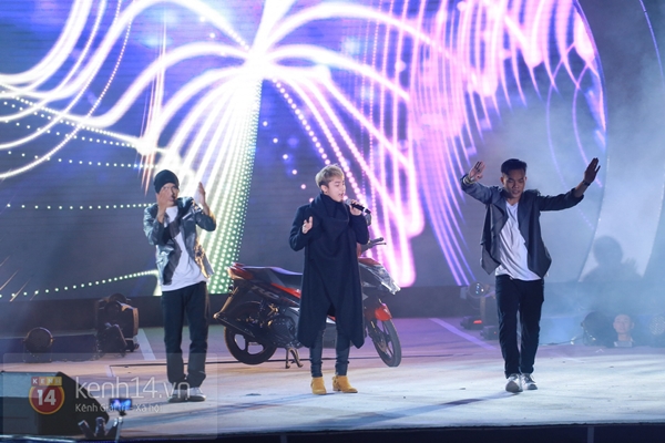 H&agrave; Hồ, Sơn T&ugrave;ng M-TP "thắp s&aacute;ng" đ&ecirc;m giao thừa H&agrave; Nội 17