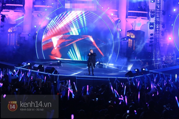 H&agrave; Hồ, Sơn T&ugrave;ng M-TP "thắp s&aacute;ng" đ&ecirc;m giao thừa H&agrave; Nội 19