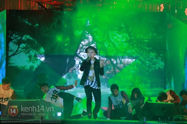 H&agrave; Hồ, Sơn T&ugrave;ng M-TP "thắp s&aacute;ng" đ&ecirc;m giao thừa H&agrave; Nội 5