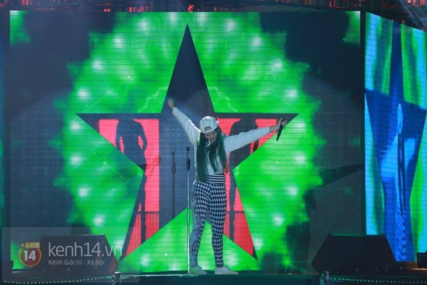 H&agrave; Hồ, Sơn T&ugrave;ng M-TP "thắp s&aacute;ng" đ&ecirc;m giao thừa H&agrave; Nội 7