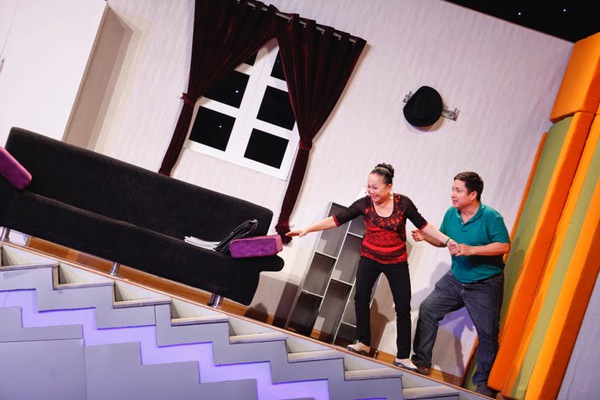 Sân khấu nghiêng - món mới cho show hài Việt 1