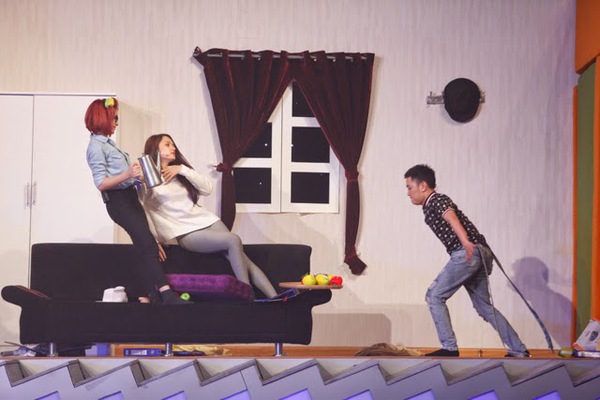 Sân khấu nghiêng - món mới cho show hài Việt 2