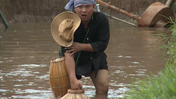 Bố ơi!: Con trai Hoàng Bách "giải quyết nỗi buồn" giữa sông 17