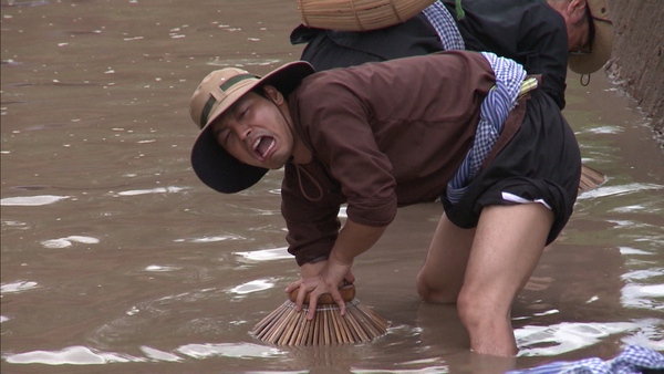 Bố ơi!: Con trai Hoàng Bách "giải quyết nỗi buồn" giữa sông 19