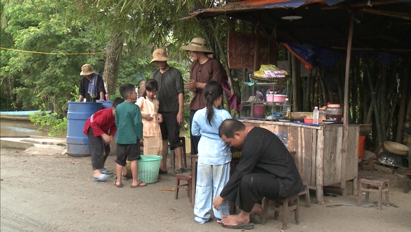 Bố ơi!: Con trai Hoàng Bách "giải quyết nỗi buồn" giữa sông 21