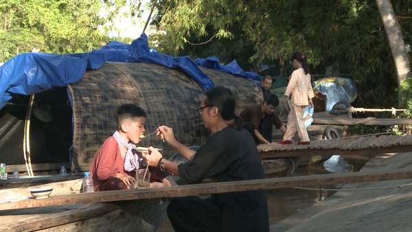 Bố ơi!: Con trai Hoàng Bách "giải quyết nỗi buồn" giữa sông 1