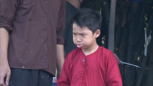 Bố ơi!: Con trai Hoàng Bách "giải quyết nỗi buồn" giữa sông 25