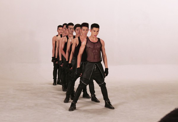 Hồ Vĩnh Khoa nổi loạn với MV "khoe body hết cỡ" 15