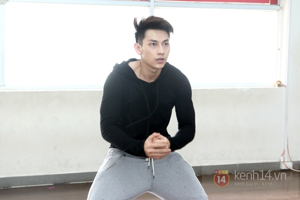 Isaac đầy nam t&iacute;nh tr&ecirc;n s&agrave;n tập solo "Hai c&ocirc; ti&ecirc;n" 8