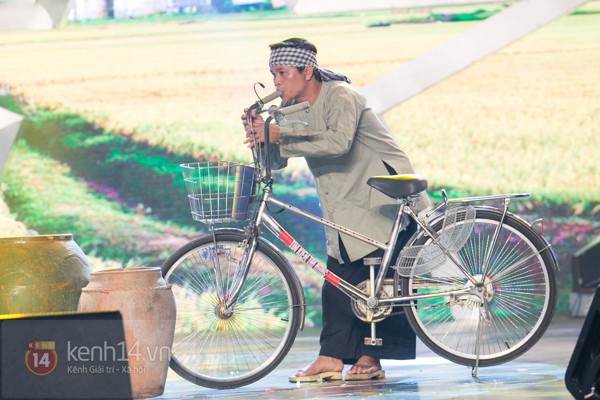 Trường quay nghẹn ng&agrave;o khi "cậu b&eacute; nh&uacute;t nh&aacute;t" bị loại 13