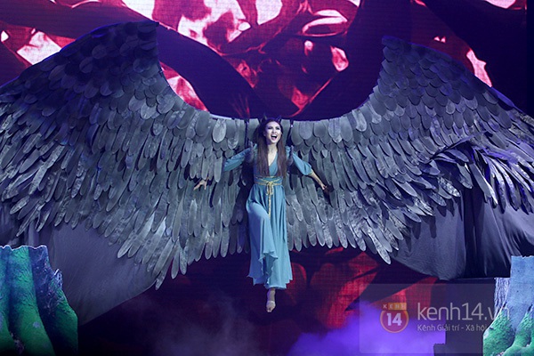 BNHV: "Maleficent" Lan Ngọc "gây choáng váng" với đôi cánh 6 mét 2