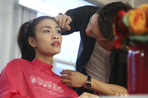 Next Top Model: Th&iacute; sinh thi nhau trang điểm "k&igrave; dị" 12