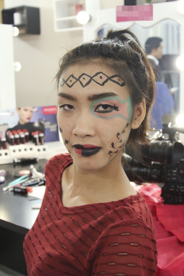 Next Top Model: Th&iacute; sinh thi nhau trang điểm "k&igrave; dị" 25