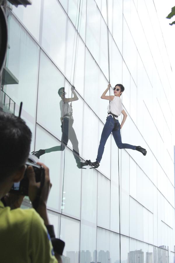 Next Top Model: Quang H&ugrave;ng, Nguyễn Oanh "treo m&igrave;nh" trong sợ h&atilde;i 16