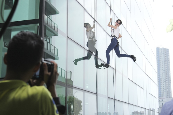 Next Top Model: Quang H&ugrave;ng, Nguyễn Oanh "treo m&igrave;nh" trong sợ h&atilde;i 17