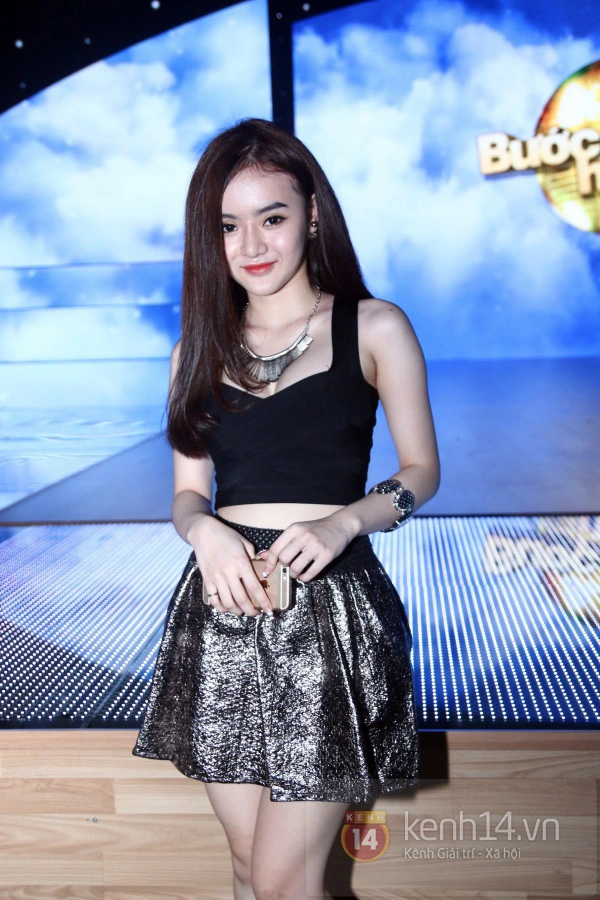 Fan v&acirc;y k&iacute;n, động vi&ecirc;n Angela Phương Trinh vượt qua scandal 17