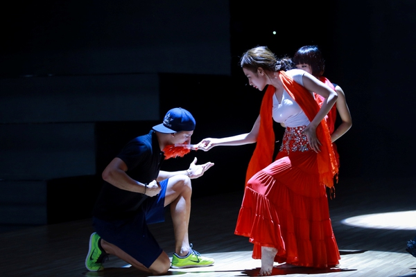 Angela Phương Trinh, Chi Pu mướt mồ hôi trên sân khấu tập luyện 2