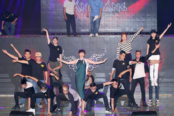 "The Remix" xác nhận "hoãn" hợp tác với Hoàng Thùy Linh 37