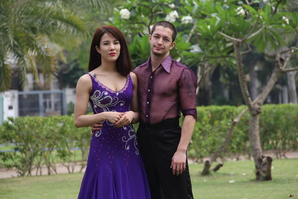 Th&iacute; sinh "Bước nhảy ho&agrave;n vũ" sặc sỡ với 7 c&acirc;u chuyện t&igrave;nh 13