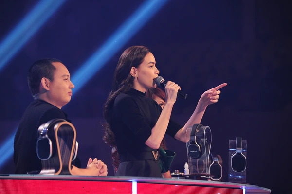 Soi biểu cảm "đơ k&igrave; lạ" của Sơn T&ugrave;ng M-TP tại "The Remix" 6