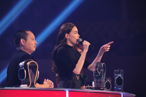 Hồ Ngọc H&agrave; lại g&acirc;y tranh c&atilde;i khi ngồi ghế n&oacute;ng "The Remix" 2